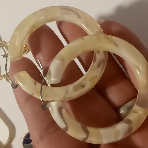 4 pair of assorted earrings all like new - Picture 8 of 10